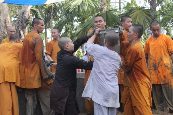 Vĩnh Long: Hàng ngàn Tăng Ni, Phật tử tham dự lễ cung tống kim quan nhập Bảo tháp
