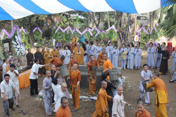 Vĩnh Long: Hàng ngàn Tăng Ni, Phật tử tham dự lễ cung tống kim quan nhập Bảo tháp