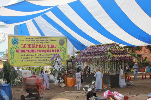Vĩnh Long: Hàng ngàn Tăng Ni, Phật tử tham dự lễ cung tống kim quan nhập Bảo tháp
