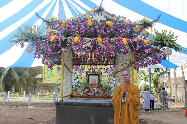 Vĩnh Long: Hàng ngàn Tăng Ni, Phật tử tham dự lễ cung tống kim quan nhập Bảo tháp