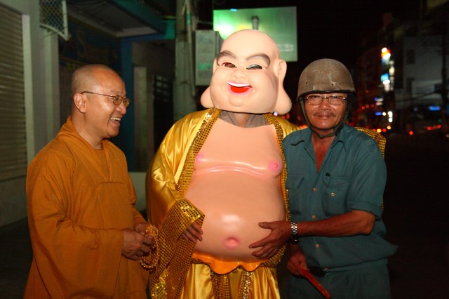 Năm 2012 – Nụ cười Di Lặc đã mang quà đến tận tay người nghèo