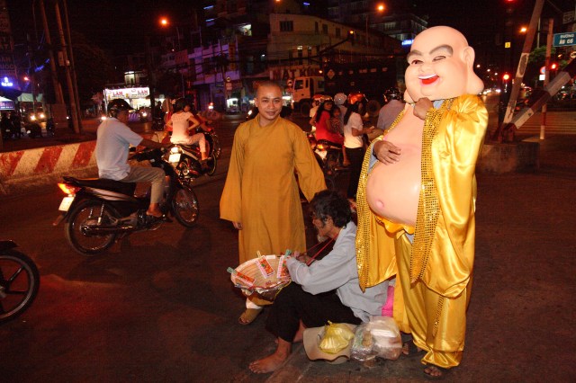 Năm 2012 – Nụ cười Di Lặc đã mang quà đến tận tay người nghèo
