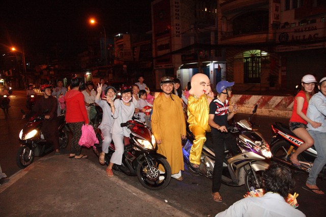 Năm 2012 – Nụ cười Di Lặc đã mang quà đến tận tay người nghèo
