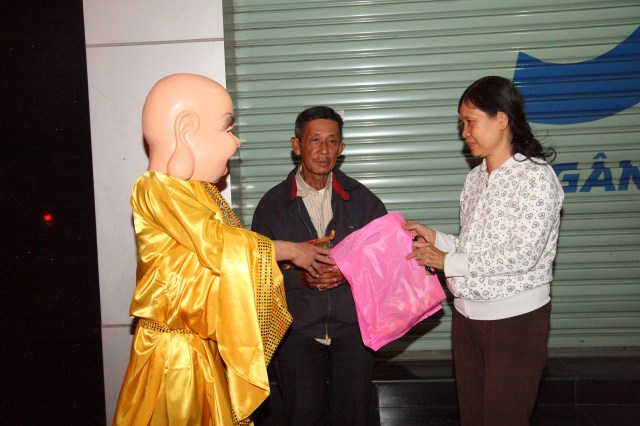 Năm 2012 – Nụ cười Di Lặc đã mang quà đến tận tay người nghèo