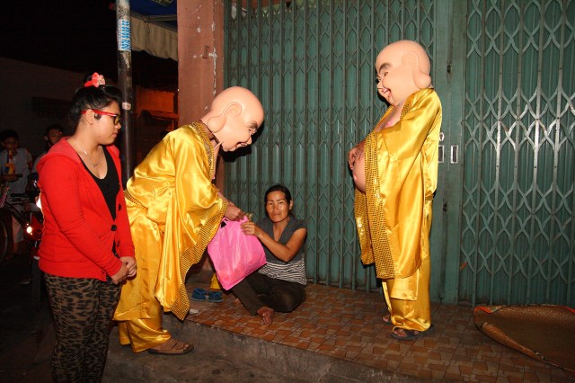 Năm 2012 – Nụ cười Di Lặc đã mang quà đến tận tay người nghèo