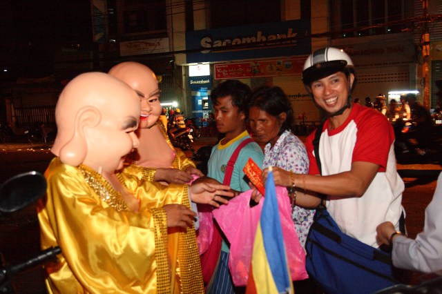 Năm 2012 – Nụ cười Di Lặc đã mang quà đến tận tay người nghèo