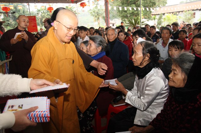 Hội từ thiện Đạo Phật Ngày Nay giúp đỡ người nghèo tại Hà Tĩnh