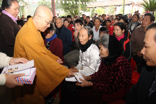 Hội từ thiện Đạo Phật Ngày Nay giúp đỡ người nghèo tại Hà Tĩnh
