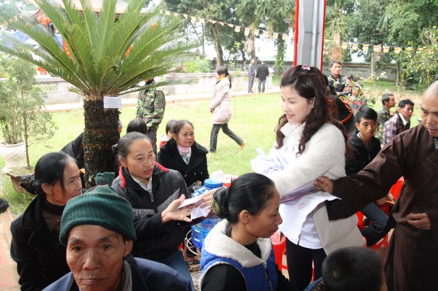 Hội từ thiện Đạo Phật Ngày Nay giúp đỡ người nghèo tại Hà Tĩnh