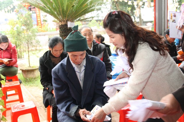 Hội từ thiện Đạo Phật Ngày Nay giúp đỡ người nghèo tại Hà Tĩnh