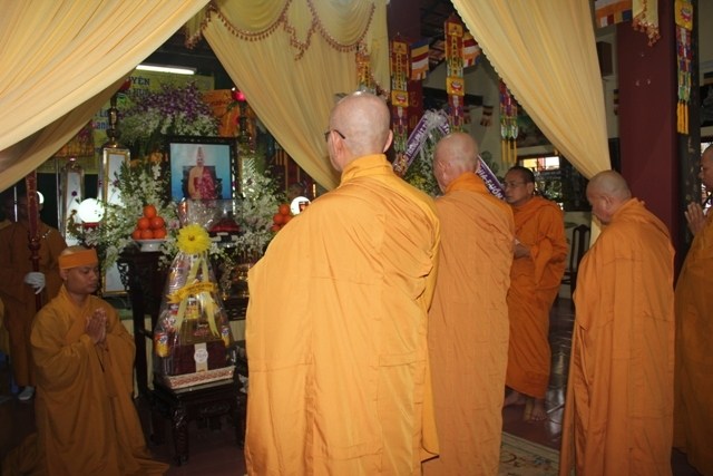 Chùm ảnh: Các phái đoàn viếng cố HT. Thích Huệ Hiền ngày 11/03/2013