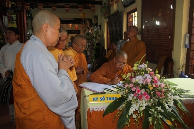 Chùm ảnh: Các phái đoàn viếng cố HT. Thích Huệ Hiền ngày 11/03/2013