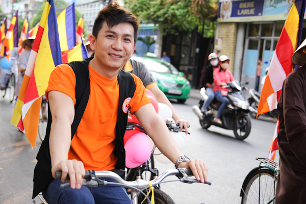 Chùm ảnh: Các CLB TNPT đạp xe hưởng ứng Giờ trái đất 2013