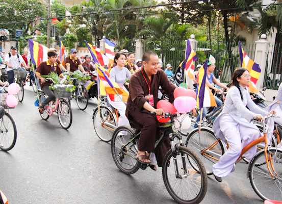 Tăng Ni trẻ tình nguyện đạp xe kêu gọi bảo vệ môi trường