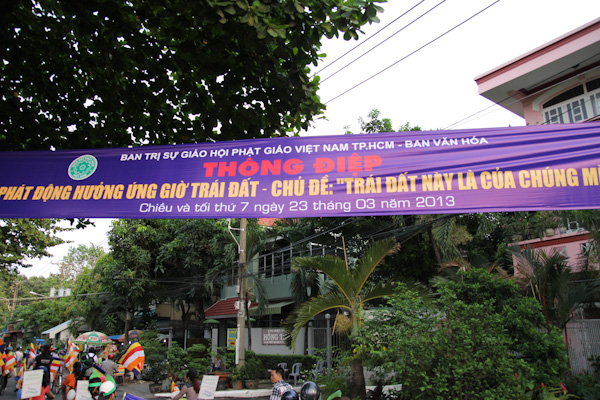 Chùm ảnh: Các CLB TNPT đạp xe hưởng ứng Giờ trái đất 2013