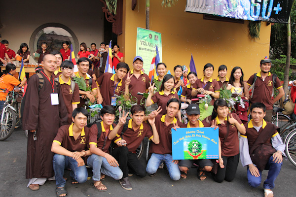 Chùm ảnh: Các CLB TNPT đạp xe hưởng ứng Giờ trái đất 2013