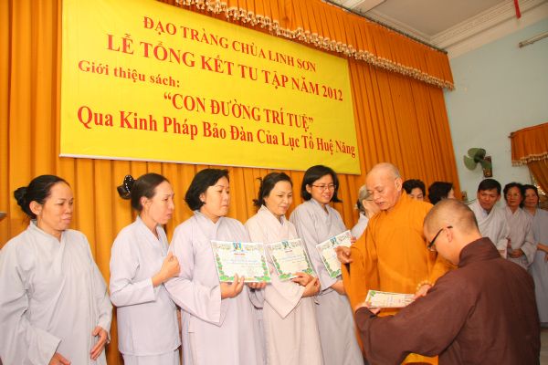 TP.HCM: Đêm hoa đăng mừng Thánh đạo