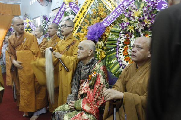 Vĩnh Long: Hàng ngàn Tăng Ni, Phật tử tham dự lễ cung tống kim quan nhập Bảo tháp