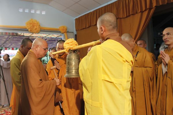 Vĩnh Long: Hàng ngàn Tăng Ni, Phật tử tham dự lễ cung tống kim quan nhập Bảo tháp