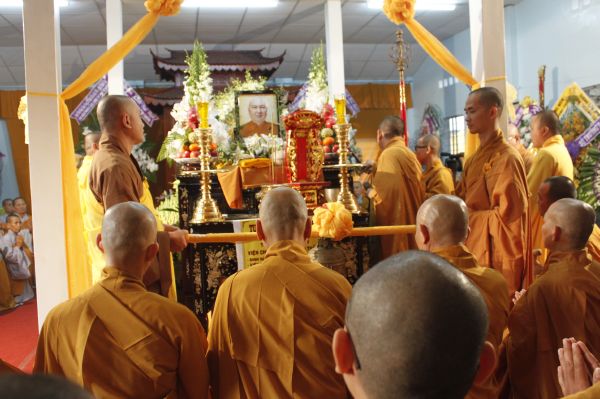 Vĩnh Long: Hàng ngàn Tăng Ni, Phật tử tham dự lễ cung tống kim quan nhập Bảo tháp