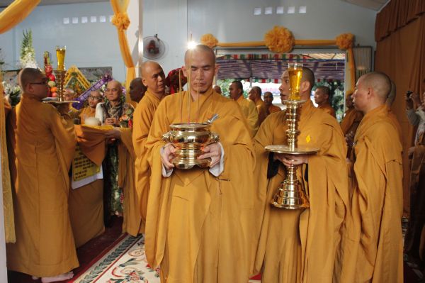 Vĩnh Long: Hàng ngàn Tăng Ni, Phật tử tham dự lễ cung tống kim quan nhập Bảo tháp