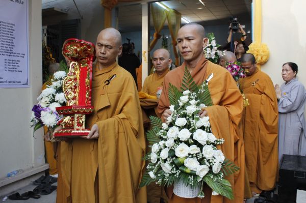 Vĩnh Long: Hàng ngàn Tăng Ni, Phật tử tham dự lễ cung tống kim quan nhập Bảo tháp