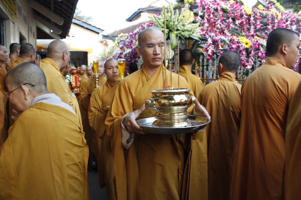 Vĩnh Long: Hàng ngàn Tăng Ni, Phật tử tham dự lễ cung tống kim quan nhập Bảo tháp