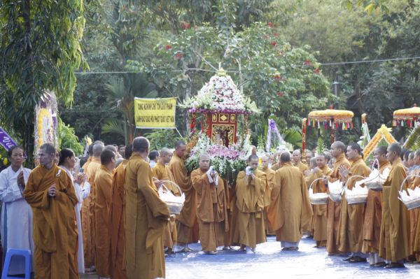 Vĩnh Long: Hàng ngàn Tăng Ni, Phật tử tham dự lễ cung tống kim quan nhập Bảo tháp