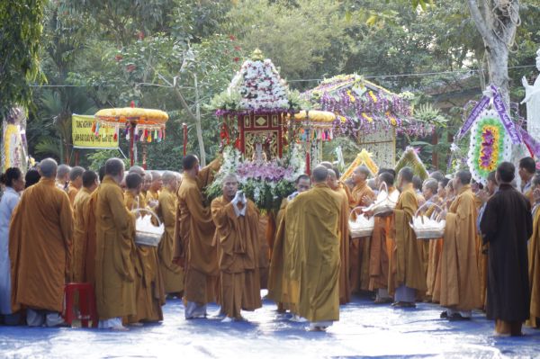 Vĩnh Long: Hàng ngàn Tăng Ni, Phật tử tham dự lễ cung tống kim quan nhập Bảo tháp