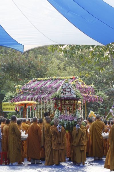 Vĩnh Long: Hàng ngàn Tăng Ni, Phật tử tham dự lễ cung tống kim quan nhập Bảo tháp