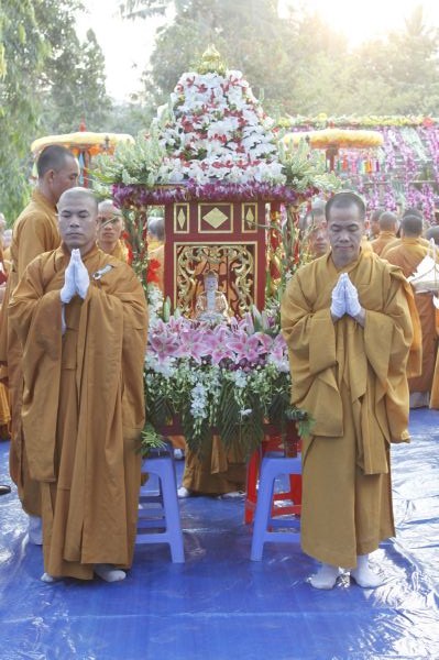 Vĩnh Long: Hàng ngàn Tăng Ni, Phật tử tham dự lễ cung tống kim quan nhập Bảo tháp