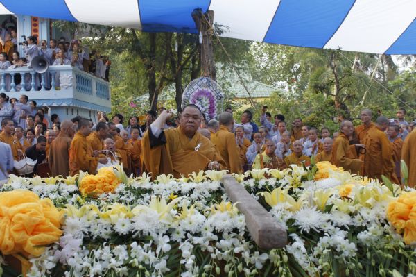 Vĩnh Long: Hàng ngàn Tăng Ni, Phật tử tham dự lễ cung tống kim quan nhập Bảo tháp
