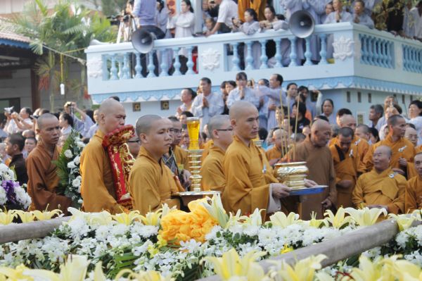 Vĩnh Long: Hàng ngàn Tăng Ni, Phật tử tham dự lễ cung tống kim quan nhập Bảo tháp