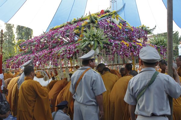 Vĩnh Long: Hàng ngàn Tăng Ni, Phật tử tham dự lễ cung tống kim quan nhập Bảo tháp