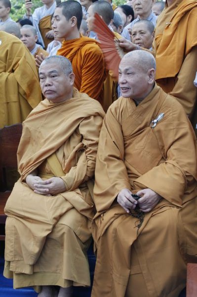 Vĩnh Long: Hàng ngàn Tăng Ni, Phật tử tham dự lễ cung tống kim quan nhập Bảo tháp