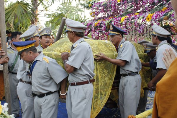 Vĩnh Long: Hàng ngàn Tăng Ni, Phật tử tham dự lễ cung tống kim quan nhập Bảo tháp