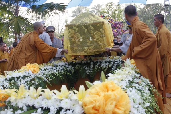 Vĩnh Long: Hàng ngàn Tăng Ni, Phật tử tham dự lễ cung tống kim quan nhập Bảo tháp