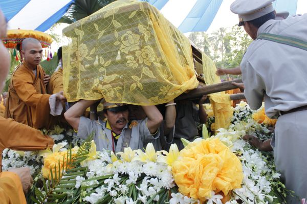 Vĩnh Long: Hàng ngàn Tăng Ni, Phật tử tham dự lễ cung tống kim quan nhập Bảo tháp