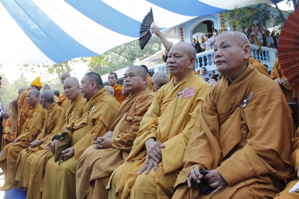 Vĩnh Long: Hàng ngàn Tăng Ni, Phật tử tham dự lễ cung tống kim quan nhập Bảo tháp