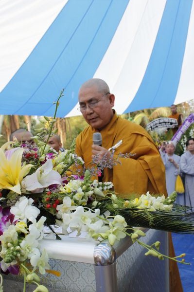 Vĩnh Long: Hàng ngàn Tăng Ni, Phật tử tham dự lễ cung tống kim quan nhập Bảo tháp