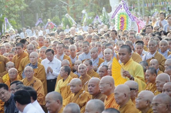 Vĩnh Long: Hàng ngàn Tăng Ni, Phật tử tham dự lễ cung tống kim quan nhập Bảo tháp