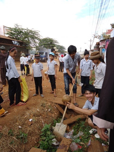 Đăk Nông: GĐPT Chánh Đạo cùng thôn xóm sạch đẹp vui đón xuân mới