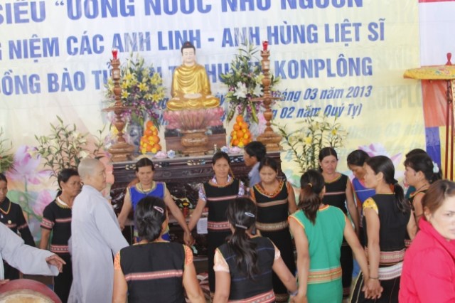 Kon Tum: Hàng ngàn người tham dự lễ cầu siêu tại chùa Khánh Lâm - Măng Đen
