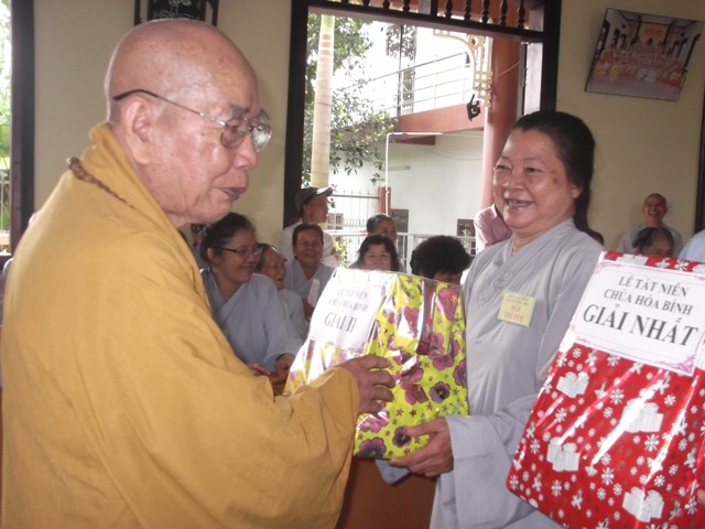Long An: Lễ tất niên của đạo tràng Bát Quan Trai chùa Hòa Bình