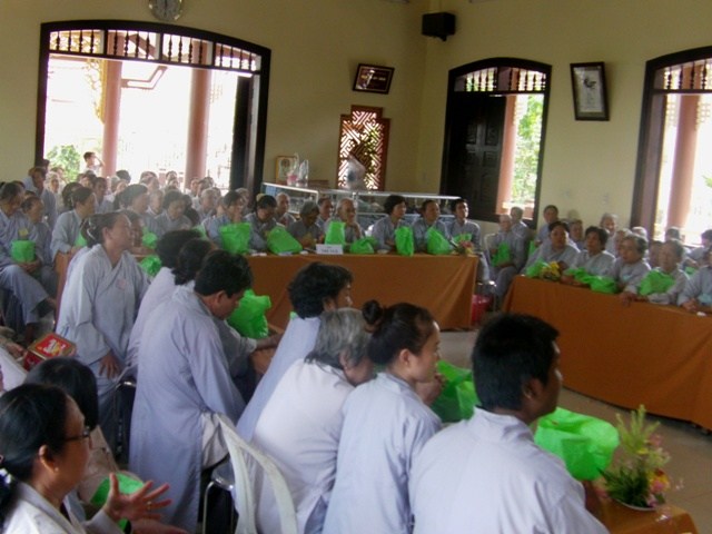 Long An: Lễ tất niên của đạo tràng Bát Quan Trai chùa Hòa Bình