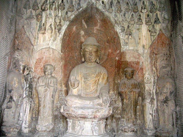 Tượng Phật &#039;ẩn&#039; trong hang động kỳ diệu