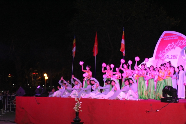 TT. Huế: Văn nghệ cúng dường Phật đản PL.2557- Tiếng ca mừng đản sanh và ngọn lửa thiêng hùng tráng