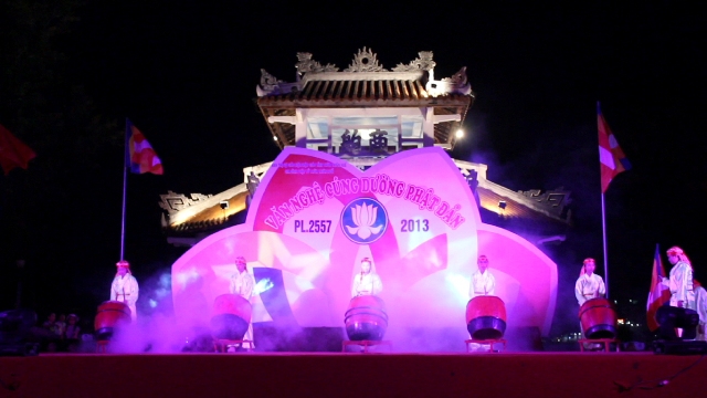 TT. Huế: Văn nghệ cúng dường Phật đản PL.2557- Tiếng ca mừng đản sanh và ngọn lửa thiêng hùng tráng