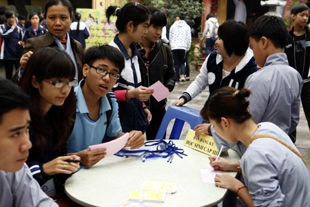 Sĩ tử vào chùa nghe tư vấn chọn trường thi ĐH