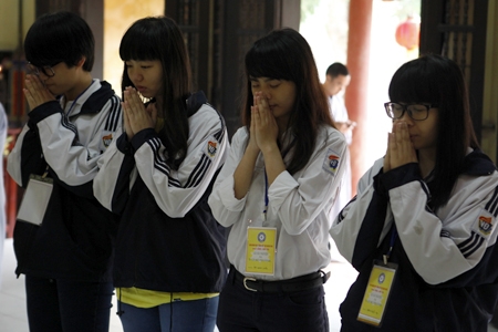 Sĩ tử vào chùa nghe tư vấn chọn trường thi ĐH